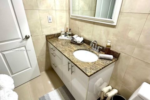 Condo in Hallandale Beach, Florida, 1 bedroom  № 1310916 - photo 6