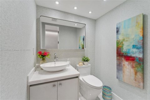 Condominio en venta en Surfside, Florida, 2 dormitorios, 157 m2 № 866250 - foto 18