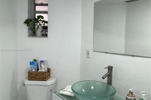 Condo in Miami, Florida, 1 bedroom  № 1159186 - photo 24