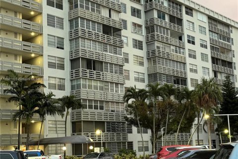 Condo in Miami, Florida, 1 bedroom  № 1159186 - photo 5