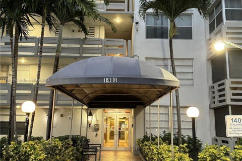 Condo in Miami, Florida, 1 bedroom  № 1159186 - photo 1