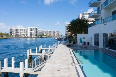 Propiedad comercial en venta en Hollywood, Florida № 841144 - foto 1