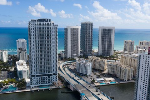 Propiedad comercial en venta en Hollywood, Florida № 841144 - foto 16