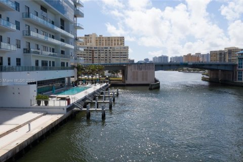 Propiedad comercial en venta en Hollywood, Florida № 841144 - foto 17