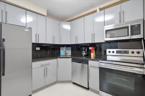 Condo in Miami Beach, Florida, 3 bedrooms  № 841148 - photo 22