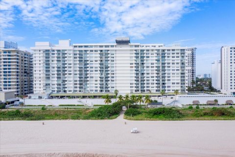 Condo in Miami Beach, Florida, 3 bedrooms  № 841148 - photo 11