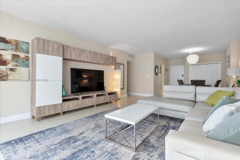 Condo in Miami Beach, Florida, 3 bedrooms  № 841148 - photo 17