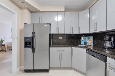 Condo in Miami Beach, Florida, 3 bedrooms  № 841148 - photo 23