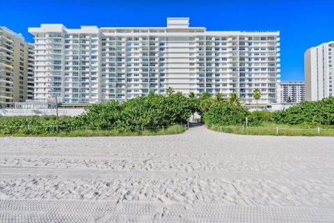 Condo in Miami Beach, Florida, 3 bedrooms  № 841148 - photo 6