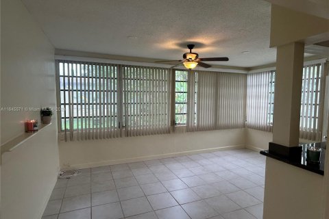 Villa ou maison à vendre à Tamarac, Floride: 2 chambres, 93.09 m2 № 1328493 - photo 7