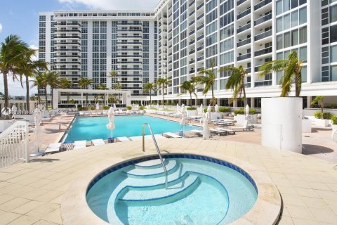 Condominio en venta en Bal Harbour, Florida, 1 dormitorio, 83.24 m2 № 1360544 - foto 25