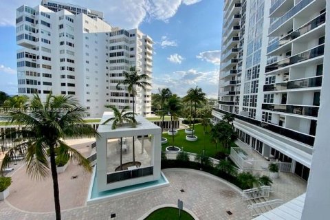 Condominio en venta en Bal Harbour, Florida, 1 dormitorio, 83.24 m2 № 1360544 - foto 1