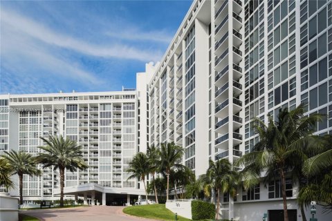 Condominio en venta en Bal Harbour, Florida, 1 dormitorio, 83.24 m2 № 1360544 - foto 23