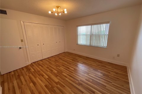 Condo in Sunrise, Florida, 2 bedrooms  № 1360542 - photo 13