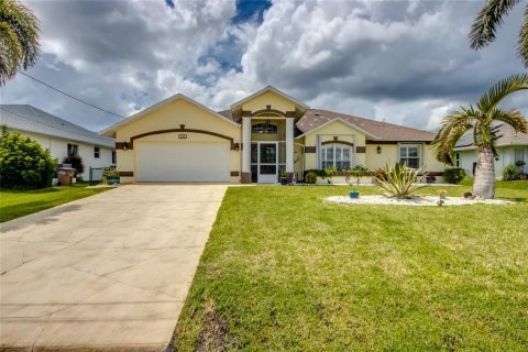 Villa ou maison à vendre à Cape Coral, Floride: 3 chambres, 143.81 m2 № 1352752 - photo 2