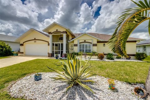 House in Cape Coral, Florida 3 bedrooms, 143.81 sq.m. № 1352752 - photo 6