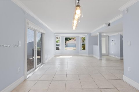 House in Miami, Florida 4 bedrooms, 219.06 sq.m. № 1358700 - photo 6