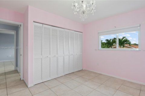 House in Miami, Florida 4 bedrooms, 219.06 sq.m. № 1358700 - photo 26