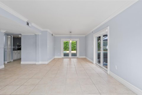 House in Miami, Florida 4 bedrooms, 219.06 sq.m. № 1358700 - photo 5