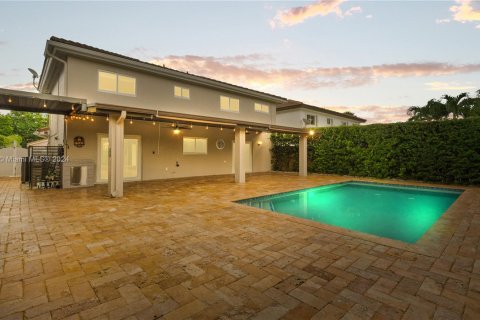 House in Miami, Florida 4 bedrooms, 219.06 sq.m. № 1358700 - photo 1