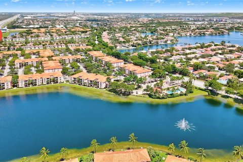 Copropriété à vendre à Doral, Floride: 2 chambres, 103.59 m2 № 1358701 - photo 2