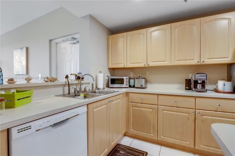 Condo in Doral, Florida, 2 bedrooms  № 1358701 - photo 11