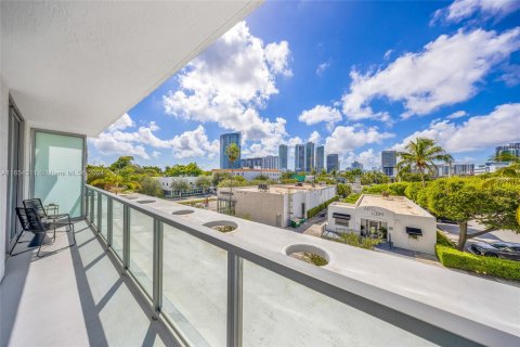 Condo in Miami, Florida, 1 bedroom  № 1360624 - photo 18