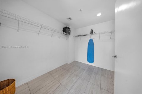 Condo in Miami, Florida, 1 bedroom  № 1360624 - photo 13