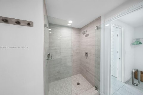 Condo in Miami, Florida, 1 bedroom  № 1360624 - photo 16