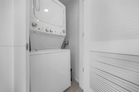 Condo in Miami, Florida, 1 bedroom  № 1360624 - photo 17