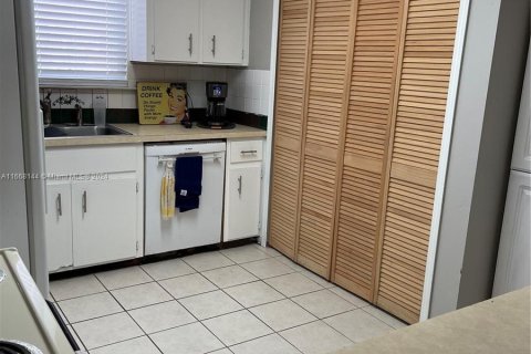 Townhouse in Jacksonville, Florida 2 bedrooms, 141.21 sq.m. № 1384352 - photo 10