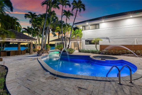 Villa ou maison à vendre à Doral, Floride: 9 chambres, 1084.73 m2 № 1091703 - photo 16