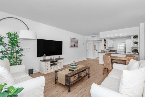 Condo in Miami Beach, Florida, 1 bedroom  № 912106 - photo 1