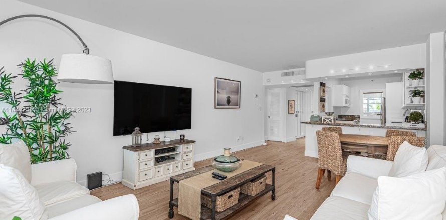 Condo in Miami Beach, Florida, 1 bedroom  № 912106