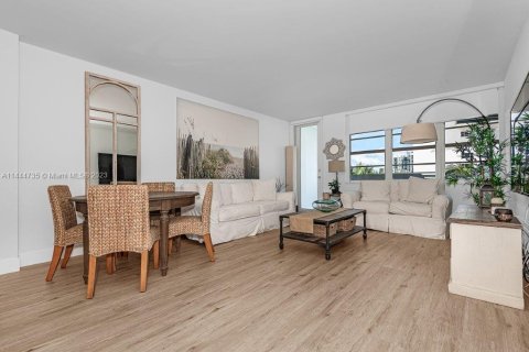 Condo in Miami Beach, Florida, 1 bedroom  № 912106 - photo 3