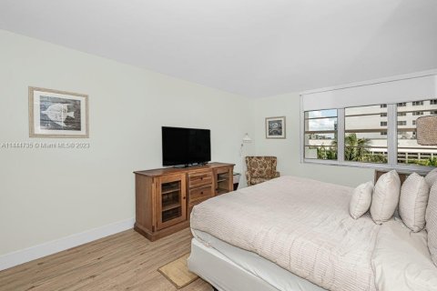 Condo in Miami Beach, Florida, 1 bedroom  № 912106 - photo 17