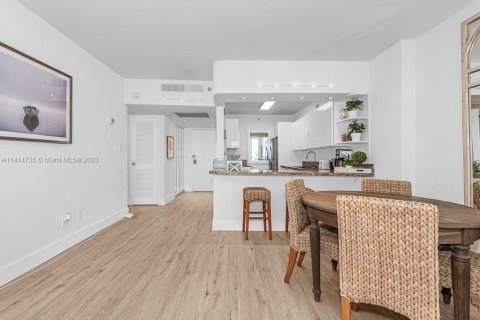 Condo in Miami Beach, Florida, 1 bedroom  № 912106 - photo 8