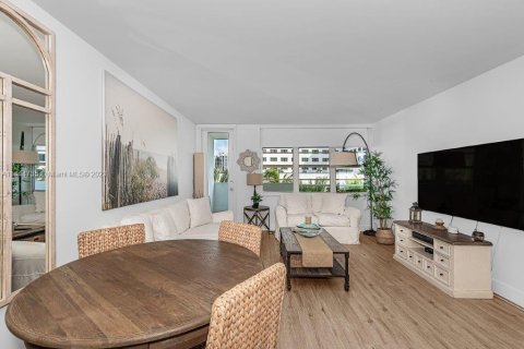 Condo in Miami Beach, Florida, 1 bedroom  № 912106 - photo 2