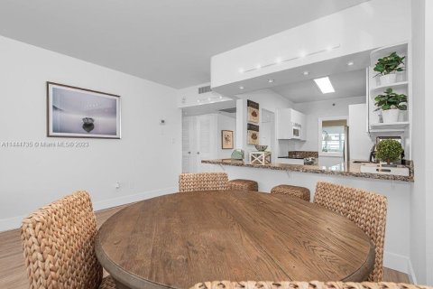 Condo in Miami Beach, Florida, 1 bedroom  № 912106 - photo 9