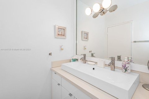 Condo in Miami Beach, Florida, 1 bedroom  № 912106 - photo 23