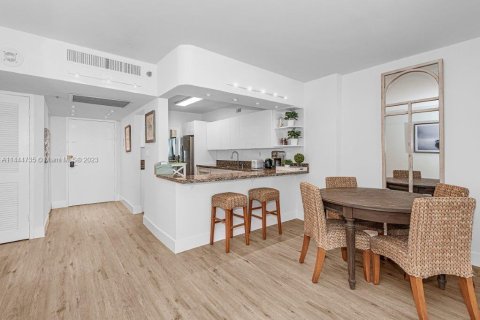 Condo in Miami Beach, Florida, 1 bedroom  № 912106 - photo 7