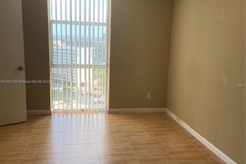 Condominio en venta en North Miami, Florida, 2 dormitorios, 97.55 m2 № 392696 - foto 3