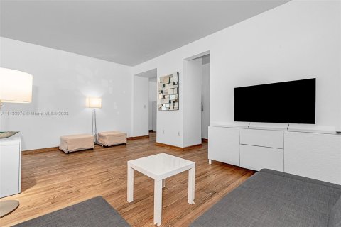 Condo in Miami Beach, Florida, 1 bedroom  № 658333 - photo 6