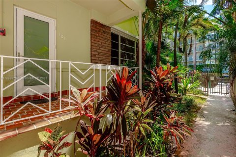 Condo in Miami Beach, Florida, 1 bedroom  № 658333 - photo 1