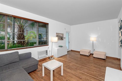 Condo in Miami Beach, Florida, 1 bedroom  № 658333 - photo 3