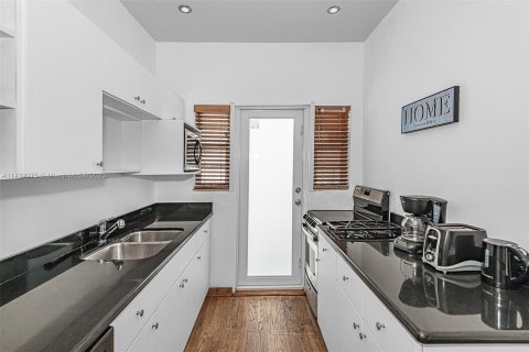 Condo in Miami Beach, Florida, 1 bedroom  № 658333 - photo 10