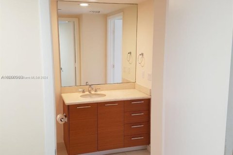 Condo in Miami, Florida, 1 bedroom  № 1348195 - photo 17