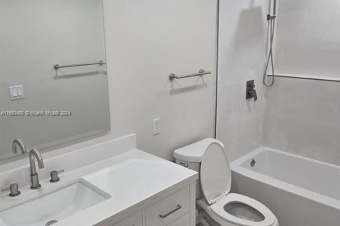 Condo in Miami, Florida, 1 bedroom  № 1348266 - photo 12