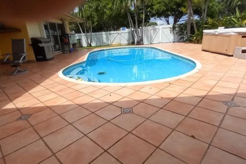 House in Pembroke Pines, Florida 3 bedrooms, 178.28 sq.m. № 740153 - photo 1