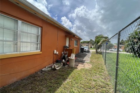 House in Lauderdale Lakes, Florida 3 bedrooms, 161 sq.m. № 1348740 - photo 30